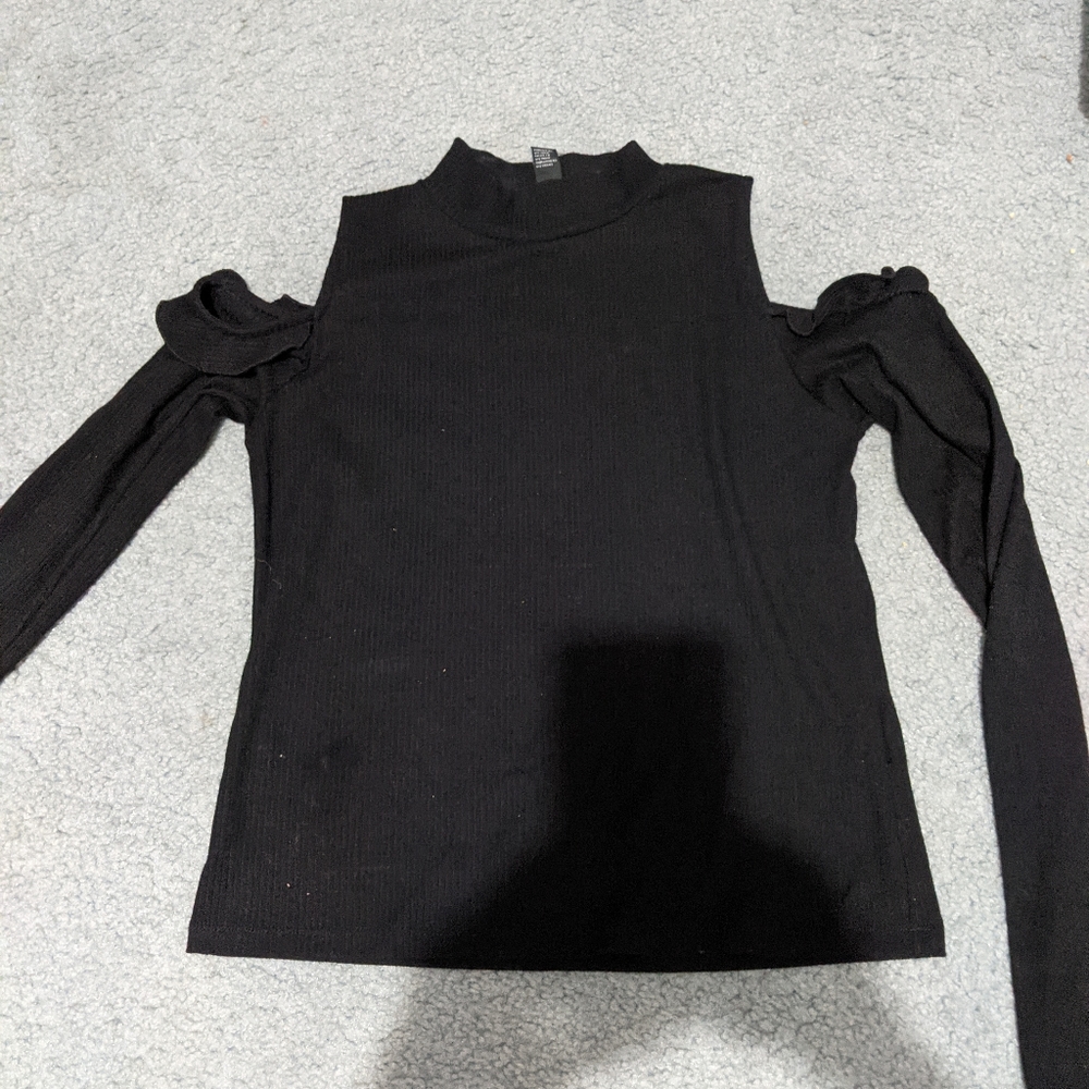 Cold-shoulder mock neck